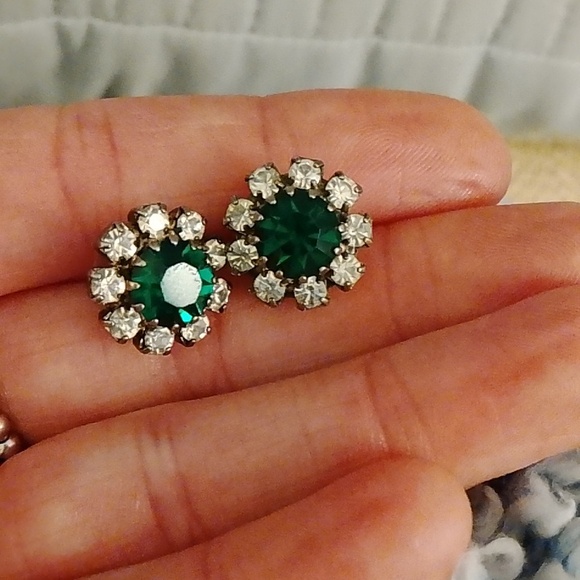 Elegant Green and Silver Stud Earrings - Picture 3 of 8